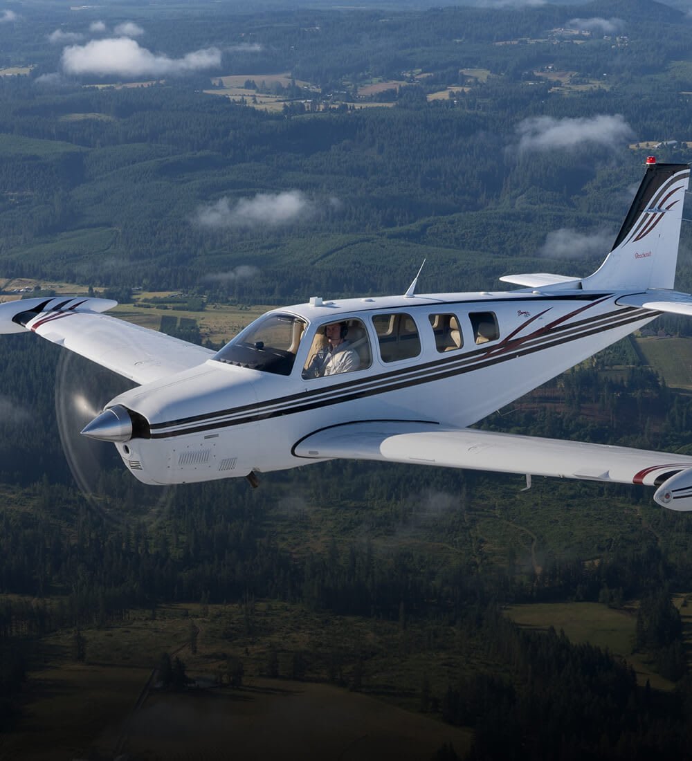 Ein modernes Flugzeug, das bei klarer Sicht fliegt