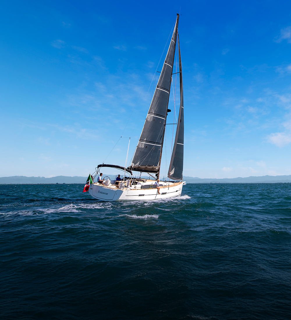 Ein grosses Segelboot, das auf dem Meer segelt