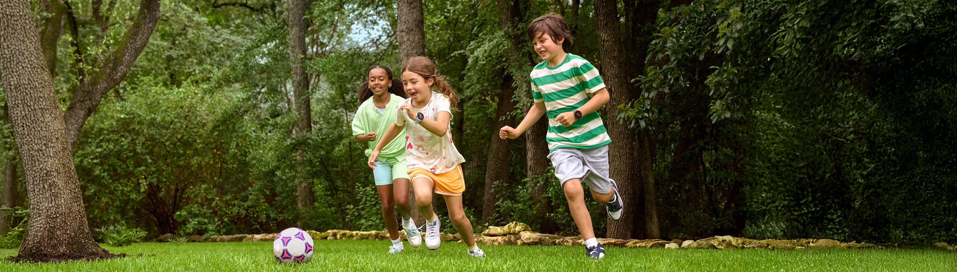 3 Kinder, die Smartwatches für Kinder tragen