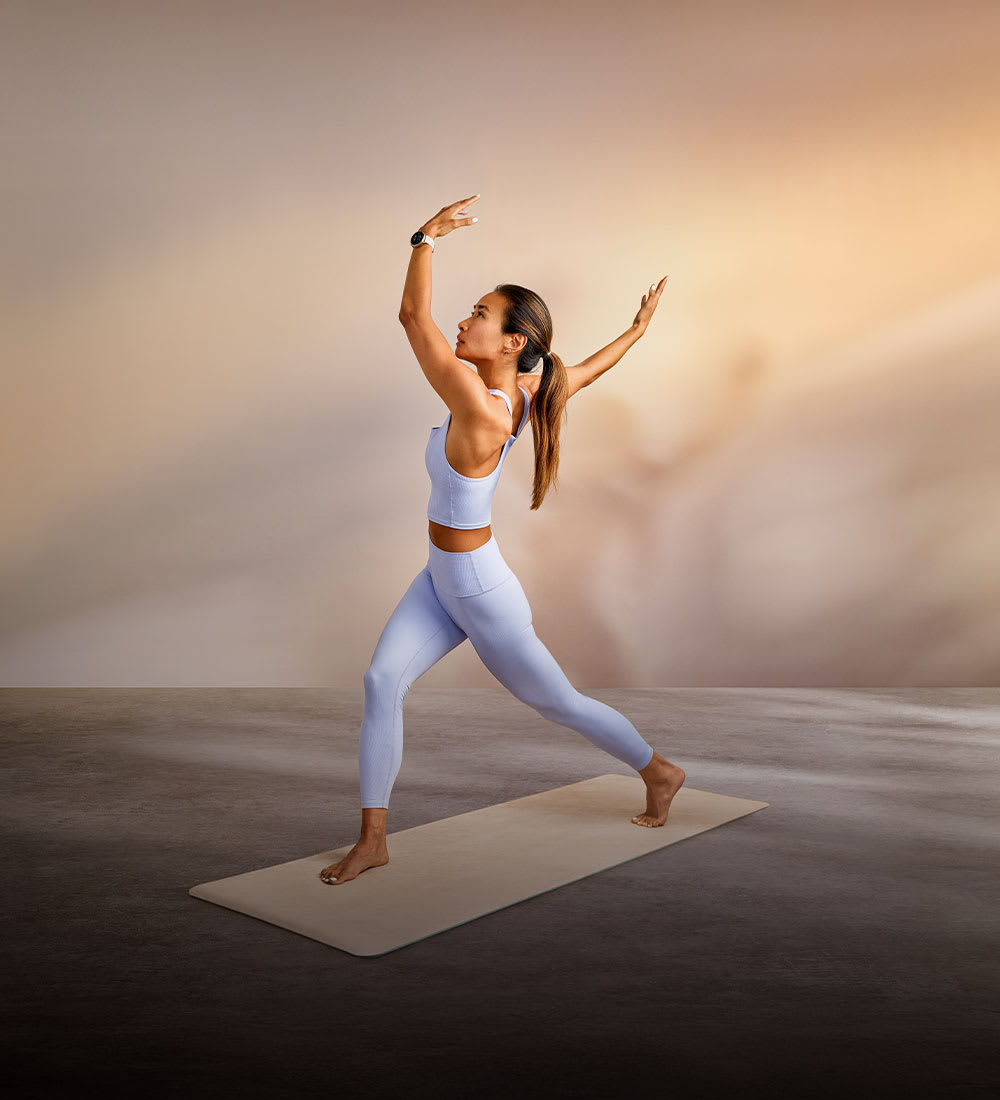 Frau, die im Fitnessstudio trainiert